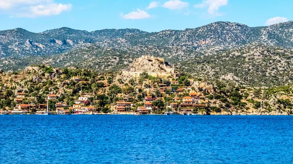 Antalya 'nın Kekova ilçesindeki Akdeniz kıyısındaki Taurus dağları, eski kale ve antik Simena köyü manzarası
