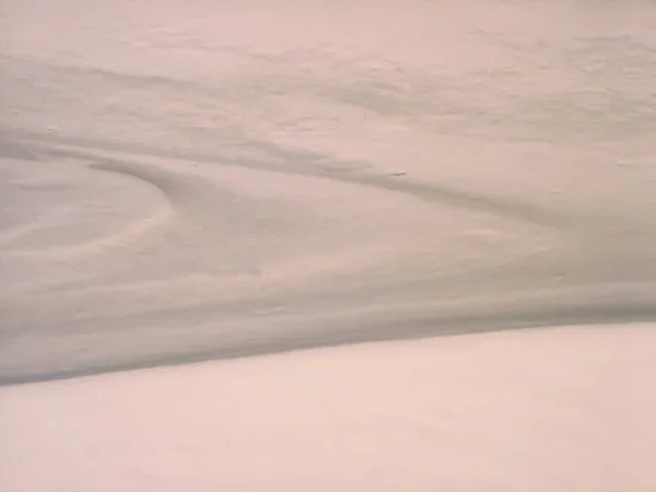 雪の表面に影 パターンや線 テクスチャ トーンだ ピンククリーム — ストック写真