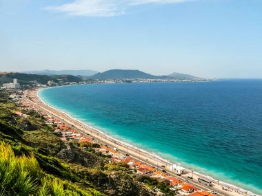 Ege Denizi. Rodos adasının batı kıyısında rüzgar ve dalgalar var. Yunanistan