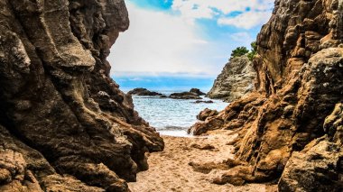 Mağaradan İspanya 'daki Lloret de Mar yakınlarındaki Costa Brava körfezine bakın.