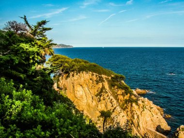 İspanya 'nın Katalonya bölgesindeki Girona ilindeki Blanes ve Lloret de Mar tatil beldeleri arasındaki Costa Brava manzarası