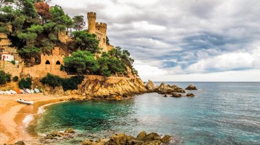 Akdeniz 'deki körfezin kıyısındaki kale, tatil beldesi Lloret de Mar' ın bir sembolüdür. Costa Brava Sahili, Girona Eyaleti, Katalonya Özerk Topluluğu, İspanya