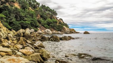 Costa Brava körfezinin dik kıyısı. Lloret de Mar, Girona ili, Katalonya Özerk Bölgesi, İspanya