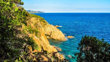 İspanya 'nın Katalonya bölgesindeki Girona ilindeki Blanes ve Lloret de Mar tatil beldeleri arasındaki Costa Brava manzarası
