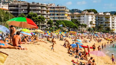 Lloret de Mar, Girona ili, İspanya - 20 Eylül 2015 - Costa Brava. Fenals Sahili (Platja de Fenals) şehrin en büyük ikinci plajıdır.