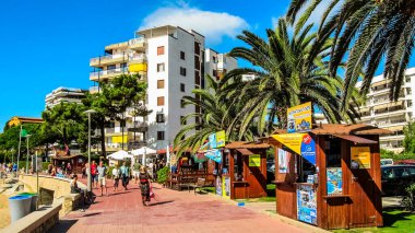 Lloret de Mar, Girona Eyaleti, Katalonya, İspanya - 20 Eylül 2015: Fenals Sahili 'ndeki en büyük ikinci plaj