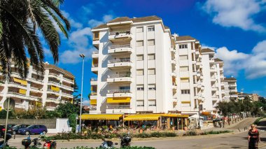 Lloret de Mar, Girona Eyaleti, Katalonya, İspanya - 20 Eylül 2015: Costa Brava tatil beldesindeki sokak