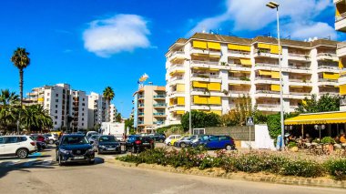 Lloret de Mar, Girona Eyaleti, Katalonya, İspanya - 20 Eylül 2015: Costa Brava tatil beldesindeki sokak