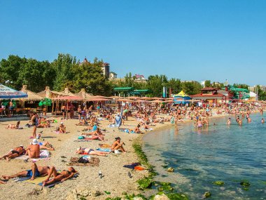 Feodosia, Kırım Cumhuriyeti - 14 Eylül 2011: Karadeniz üzerindeki antik şehir. Central City plajı. Kumlu ve çakıl taşlı plajlarda çok sayıda turist.