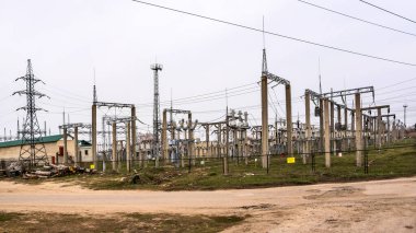 Tambov, Rusya - 30 Mart 2020: Sanayi manzarası. Birçok cihaza sahip elektrik santrali (güç transformatörleri, ototransformatörler, yağ devresi kesiciler, vb..)