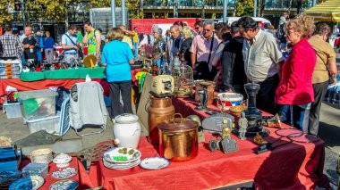 Lloret de Bay Katalonya, İspanya - 13 Ekim 2013 bit pazarında. Çeşitli eski, nadir, antika eşyalar satılıyor..