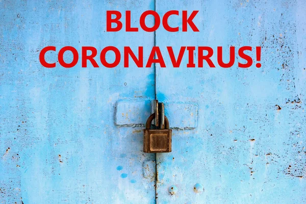 코로나 바이러스와 보호의 중요성에 금문을 자물쇠는 사람으로부터 격리되는 상징한다 — 스톡 사진