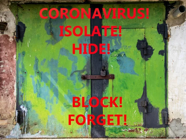 警告隔离 隔离和保护科罗纳维和Covid 19的重要性 把生锈的金属门关上的挂锁象征着这种疾病与人类隔离 — 图库照片