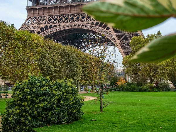 View Foot Eiffel Tower Autumn Plants Framing Green Grass Shrubs — Stock Photo, Image
