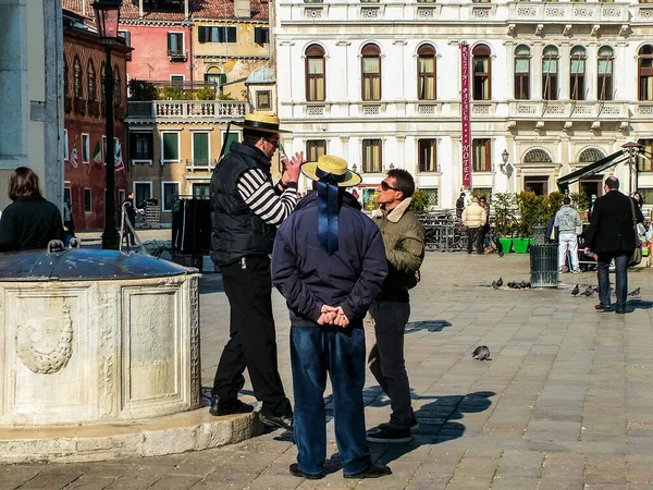 Venecia Italia Febrero 2012 Pequeña Plaza Antigua Venecia Gondoleros Tierra — Foto de Stock