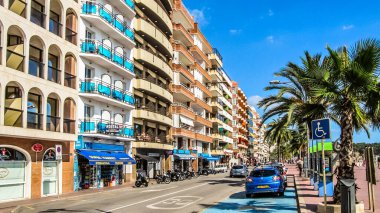 Lloret de Mar, Girona ili, Katalonya özerk bölgesi, İspanya - 5 Ekim 2013: Otelleri, dükkanları, kafeleri ve restoranları olan tatil köyünün merkezi seti.