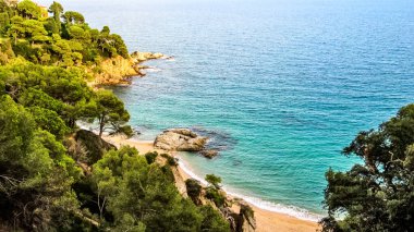 İspanya 'nın Katalonya bölgesindeki Girona eyaletinde Costa Brava' da Lloret de Mar kasabasında küçük bir koy.