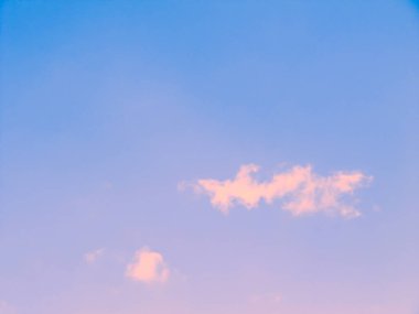 Bir ışık filtresinden bulutların görüntüsü. Geçmişi. Soyutlama. Doku. Çoklu renk. Mor, pembe