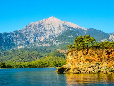 Türkiye 'deki Tahtali Dağı eteğindeki Akdeniz kıyısında. Boğa Dağları 'nın menzili. Camyuva köyünün yakınındaki deniz manzarası. Antalya Eyaleti