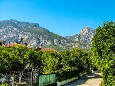 Türkiye 'nin Antalya ilçesine bağlı Beldibi köyündeki yerleşim yeri, Taurus Dağları' nın zeminine karşı.