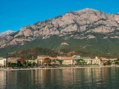 Deniz limanı tarafından Antalya ilindeki Kemer tatil köyü manzarası. Türkiye
