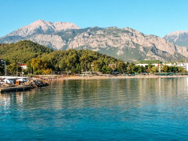 Deniz limanı tarafından Antalya ilindeki Kemer tatil köyü manzarası. Türkiye