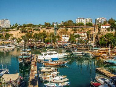 Antalya, Türkiye - 21 Ekim 2017: Kaleici 'nin eski ilçesinde tekne ve yatlarla dolu Picturesque limanı