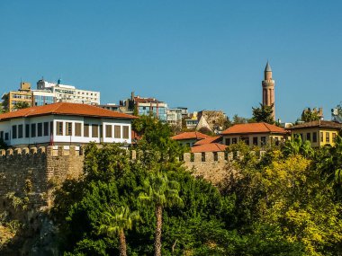 Antalya 'nın antik Kaleici ilçesindeki eski limandan görünüşü. Sağda, Yivli minaresi. Türkiye