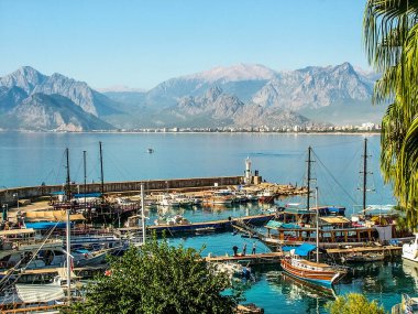 Türkiye 'de Antalya. Eski Kaleici limanı, Koyaalt ve Taurus Dağları kentsel alanı