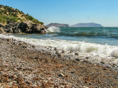 Kırım 'ın doğusundaki Karadeniz kıyısındaki vahşi körfez Sudak köyüne yakın. Fırtına, dalgalar