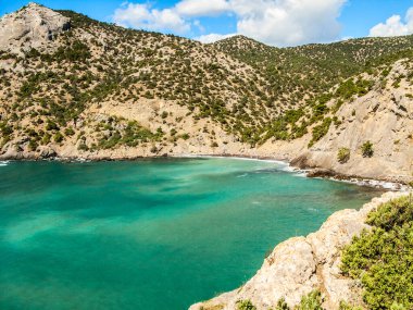 Karadeniz. Doğu Kırım 'daki körfez. Novy Svet köyünün yakınındaki Kraliyet plajı manzarası