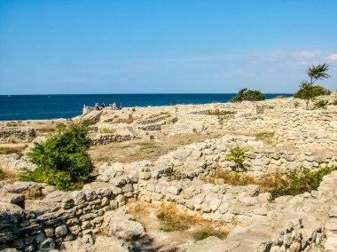 Antik Yunan kenti Tauric Chersonesos 'un kalıntıları Karadeniz Körfezi' nin zeminine karşı. Modern Sivastopol bölgesi. Kırım.