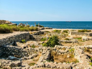 Mavi denizin kıyısındaki antik bir şehrin kalıntıları. Efsanevi Sivastopol yakınlarında antik Yunan Tauric Chersonesos. Karadeniz. Kırım.