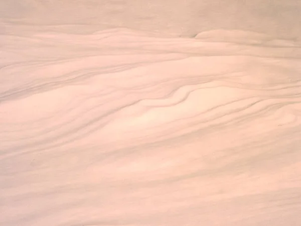 雪の表面に影 パターンや線 テクスチャ トーンだ 紫ピンク — ストック写真