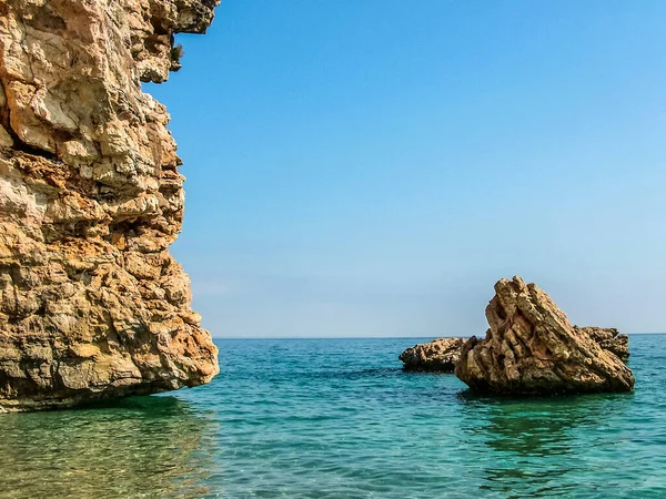 지중해 연안의 색깔의 바위들 입니다 안탈리아 지방의 디비라는 마을의 해변에서 — 스톡 사진