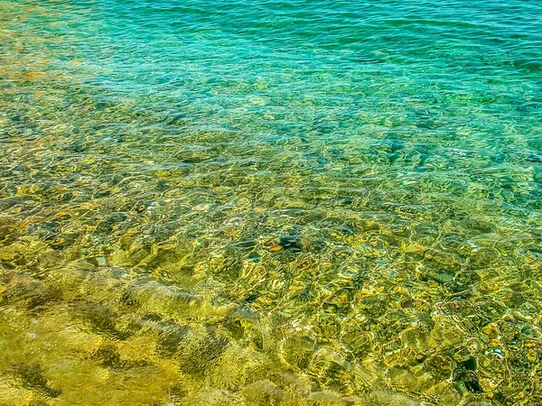 Galets Multicolores Dans Eau Mer Sur Une Plage Sauvage Dans — Photo