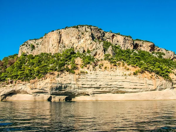 Steep Rock Trees Growing Shore Mediterranean Sea Neighborhoods Town Kemer — Stock Photo, Image