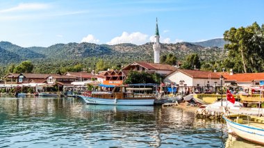 Ucagis, Türkiye - 16 Ekim 2012: Akdeniz kıyısında küçük bir kasaba. Kekova Bölgesi, Antalya ili.