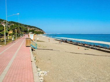 Beldibi, Antalya İli, Türkiye - 22 Ekim 2017: Güneşli bir sonbahar gününde köydeki belediye plajı.