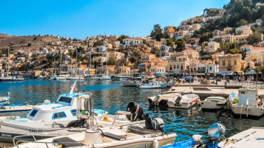 Symi, Yunanistan - 4 Ekim 2014: Aynı isimli adada bulunan Surmi şehrinde rıhtım ve dolgu