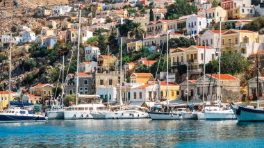 Yunanistan 'ın Symi adasında iskele ve renkli evler