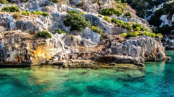 Türkiye 'nin Antalya ilindeki batık antik kentin kalıntılarıyla (merdiven basamakları) Kekova Adası