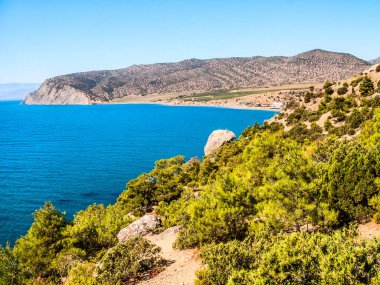 Gök mavisi Karadeniz. Cape Ai-Fock, Veselovskaya Körfezi ve Kırım 'daki Vesyoloe köyünün plajı. Önde Karaul-Oba Dağı 'nın batı ayağı var..
