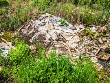 Yeşil çimlerin üzerine izinsiz çöp dökümü