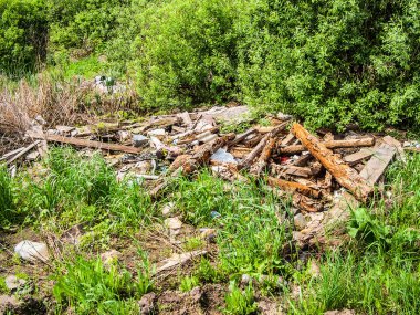 Yeşil çimlerin üzerine izinsiz çöp dökümü