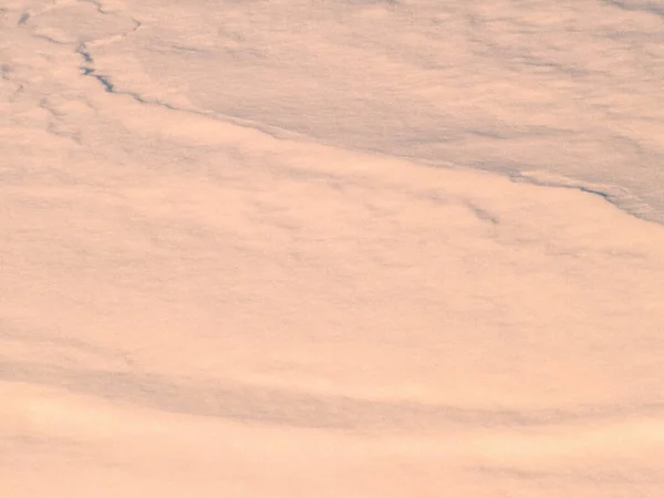 雪の表面に影 パターンや線 テクスチャ ピンクオレンジ — ストック写真