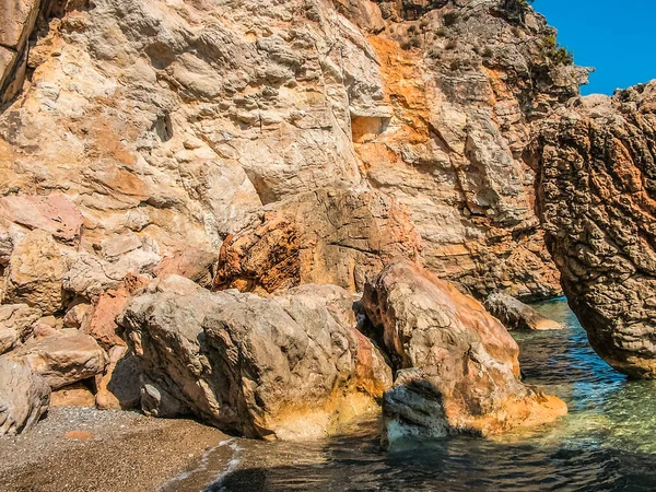 Akdeniz Kıyısındaki Çok Renkli Kayalar Türkiye Nin Antalya Ilinin Beldibi — Stok fotoğraf