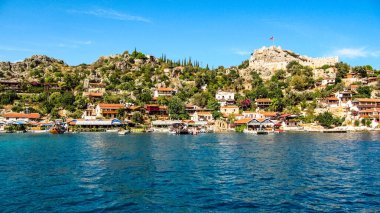 Simena, Türkiye - 16 Ekim 2012: Antalya 'nın Kekova ilçesinde Akdeniz kıyısında antik bir köy