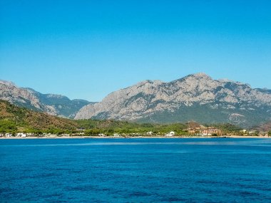 Türkiye 'nin Antalya ilinin Kemer ilçesine bağlı Camyuva köyüne deniz manzarası. Arka planda Taurus Dağları.
