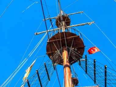 Mavi gökyüzünde bayrakları olan sandık yatı